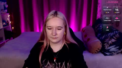 Snapshot of elovinora chatting on December 19, 10:21 pm Ela give me a thumbs up if you like it  and this is important for the development of the account online show from December 19, 10:21 pm