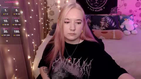 Snapshot of elovinora chatting on December 1, 5:04 pm Ela give me a thumbs up if you like it  and this is important for the development of the account online show from December 1, 5:04 pm