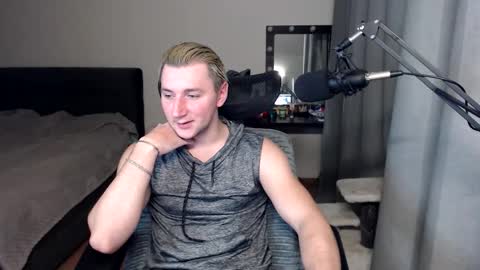 Snapshot of elvin_vaenight chatting on October 15, 10:10 pm Elvin Vaenight online show from October 15, 10:10 pm