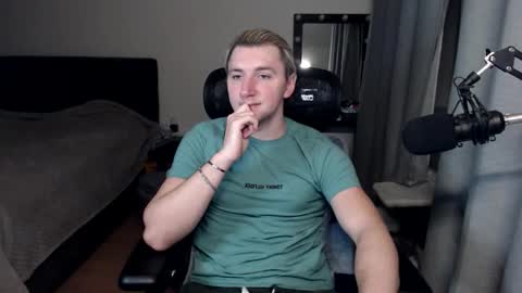 Snapshot of elvin_vaenight chatting on October 22, 2:04 am Elvin Vaenight online show from October 22, 2:04 am