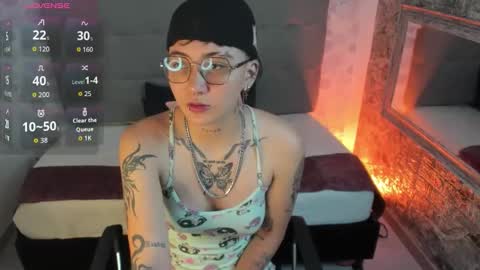 Snapshot of emahills__axelrose chatting on October 27, 1:22 pm emahills__axelrose online show from October 27, 1:22 pm