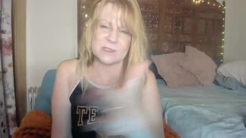 Snapshot of emberpheonixxx chatting on October 19, 12:37 am Ember Pheonixxx online show from October 19, 12:37 am