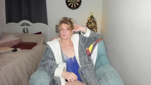 Snapshot of emberpheonixxx chatting on December 23, 6:44 am Ember Pheonixxx online show from December 23, 6:44 am