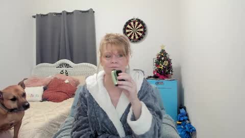 Snapshot of emberpheonixxx chatting on December 19, 3:18 am Ember Pheonixxx online show from December 19, 3:18 am