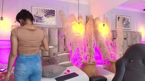 Snapshot of emelie_ch_ chatting on January 21, 3:59 am Emily  online show from January 21, 3:59 am