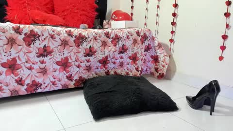 Snapshot of emely_garcia chatting on February 24, 10:47 pm Emely   online show from February 24, 10:47 pm