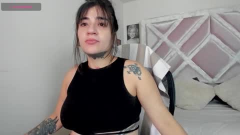 emilayton_ online show from February 10, 8:01 pm