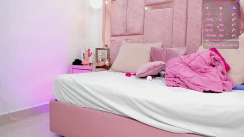 Snapshot of emily_daarell chatting on October 4, 10:51 pm  M I A   online430pm- 930pm online show from October 4, 10:51 pm