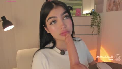 EmilyKenner  Independent model  online show from May 6, 12:33 pm