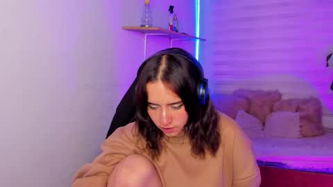 Snapshot of emily_lindey chatting on October 21, 4:28 am emily_lindey online show from October 21, 4:28 am