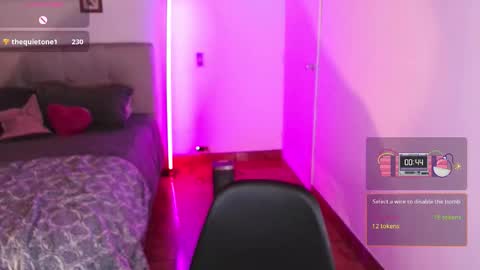 Snapshot of emily_swan_04 chatting on October 16, 2:11 am Emily  Swan online show from October 16, 2:11 am