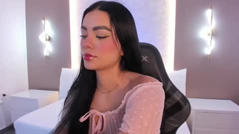 emily_tolson online show from December 18, 7:20 pm