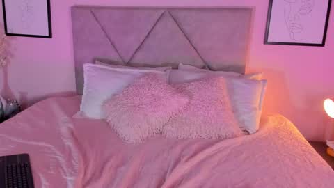 Snapshot of emilyh_ chatting on September 28, 11:19 am Emily online show from September 28, 11:19 am