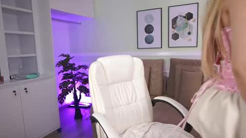 Emily Turner  online show from October 31, 7:47 pm