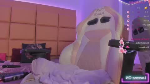 emma__js_ online show from May 12, 8:51 pm