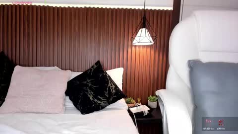 Snapshot of emma_white_01 chatting on September 30, 2:00 am emma your love online show from September 30, 2:00 am