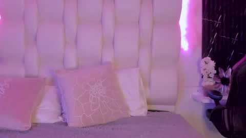 emmaa00_ online show from April 16, 9:39 pm