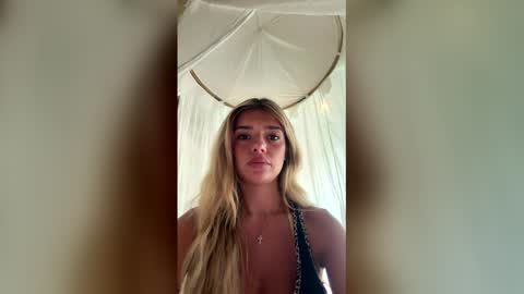 Emmaarrr online show from April 2, 3:36 am