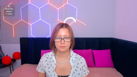 Emma 3 online show from April 21, 1:53 am