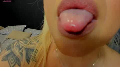 Snapshot of emmamaturre chatting on January 27, 12:01 am Emma online show from January 27, 12:01 am