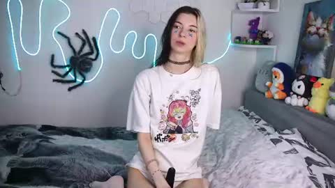 emmie_everly online show from June 19, 1:39 pm