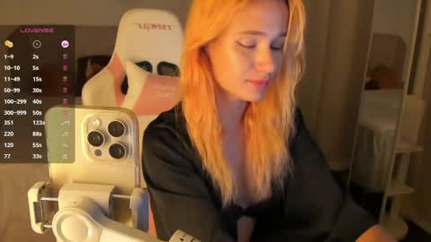 Emmylie online show from April 26, 6:27 pm