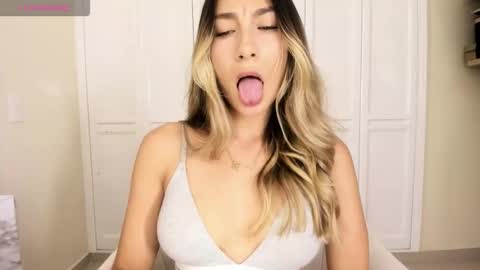 emyconneer online show from March 7, 12:21 am