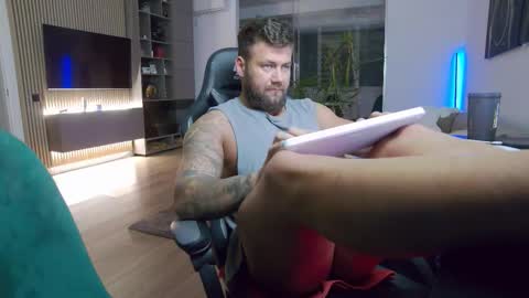 Erik online show from October 6, 6:48 pm