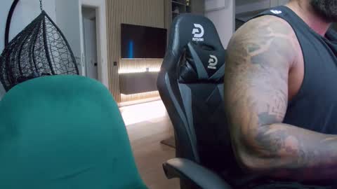 Erik online show from October 15, 9:59 pm