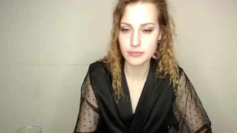 Erdbeeren mit Sahne online show from December 3, 2:44 pm