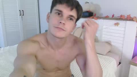 Snapshot of eric_crush chatting on October 21, 7:24 am Eric Crush online show from October 21, 7:24 am