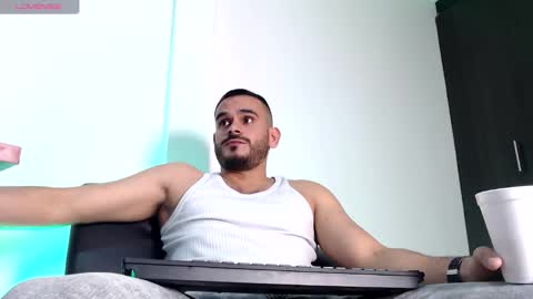 Snapshot of esteban_fer chatting on October 29, 2:57 am Esteban Fernandez online show from October 29, 2:57 am