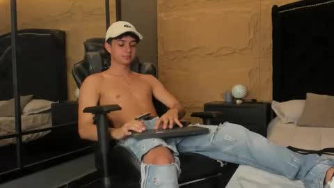 ethanlowell online show from December 3, 5:52 am