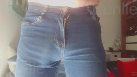 eunile online show from April 21, 10:00 am