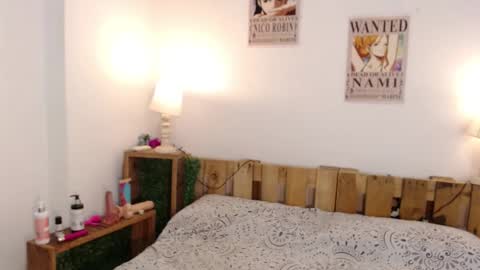 E V A online show from December 7, 7:49 pm