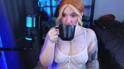 Snapshot of evaredmooon chatting on February 27, 10:11 am Moon online show from February 27, 10:11 am