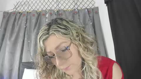 evasaenz online show from November 18, 8:23 pm