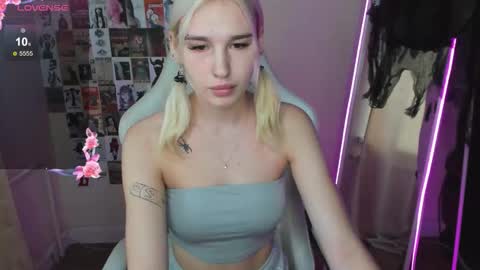 Snapshot of evelinalu chatting on November 2, 3:39 am Evelina online show from November 2, 3:39 am