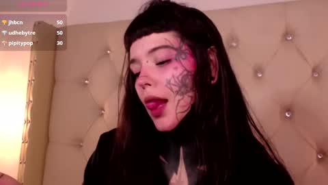 Snapshot of fairyflexxx chatting on December 22, 4:06 pm Fairy online show from December 22, 4:06 pm