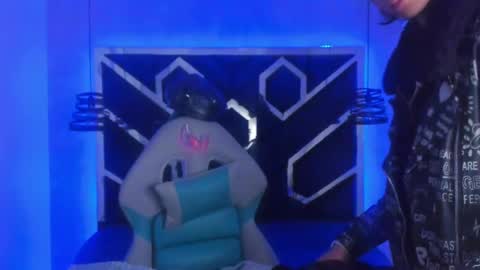   online show from March 5, 12:00 pm