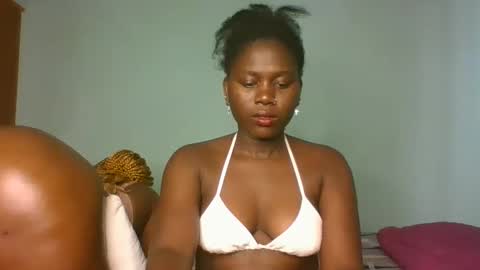 Snapshot of fine_melanie chatting on February 18, 5:42 am melanie online show from February 18, 5:42 am