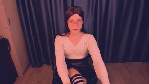 Snapshot of foxy_jpg chatting on October 2, 10:08 pm Sue online show from October 2, 10:08 pm