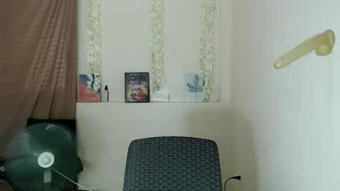 ITS ME CRYSTAL online show from November 15, 5:53 am