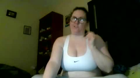 fuzzypeaches87 online show from February 18, 2:00 am