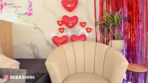   Independent model online show from February 17, 12:37 pm