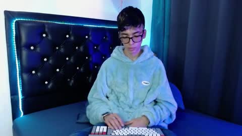 gabriel_x18 online show from February 13, 10:57 pm