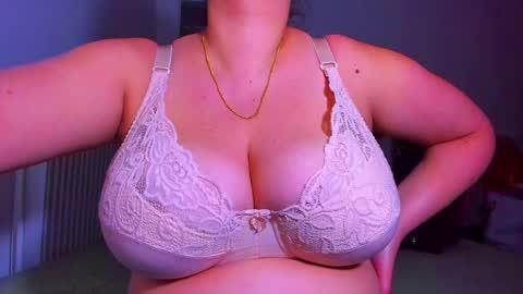 genifersweet online show from December 24, 6:11 am