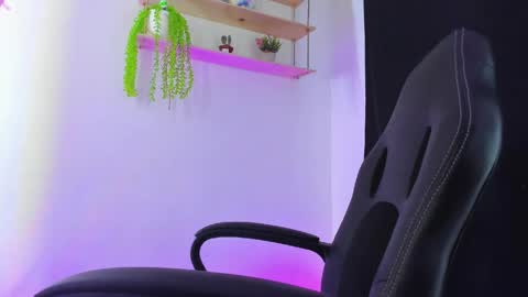 giaaaa   online show from April 5, 1:02 am