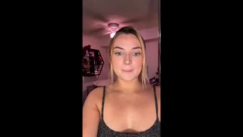 gigilovesyou1997 online show from June 3, 9:23 am
