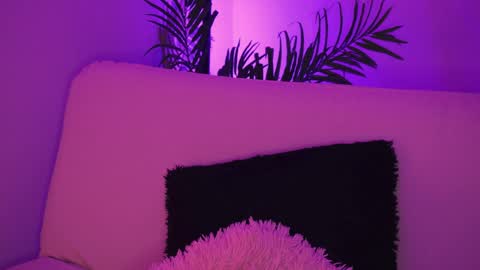 Mimi online show from April 4, 8:05 pm